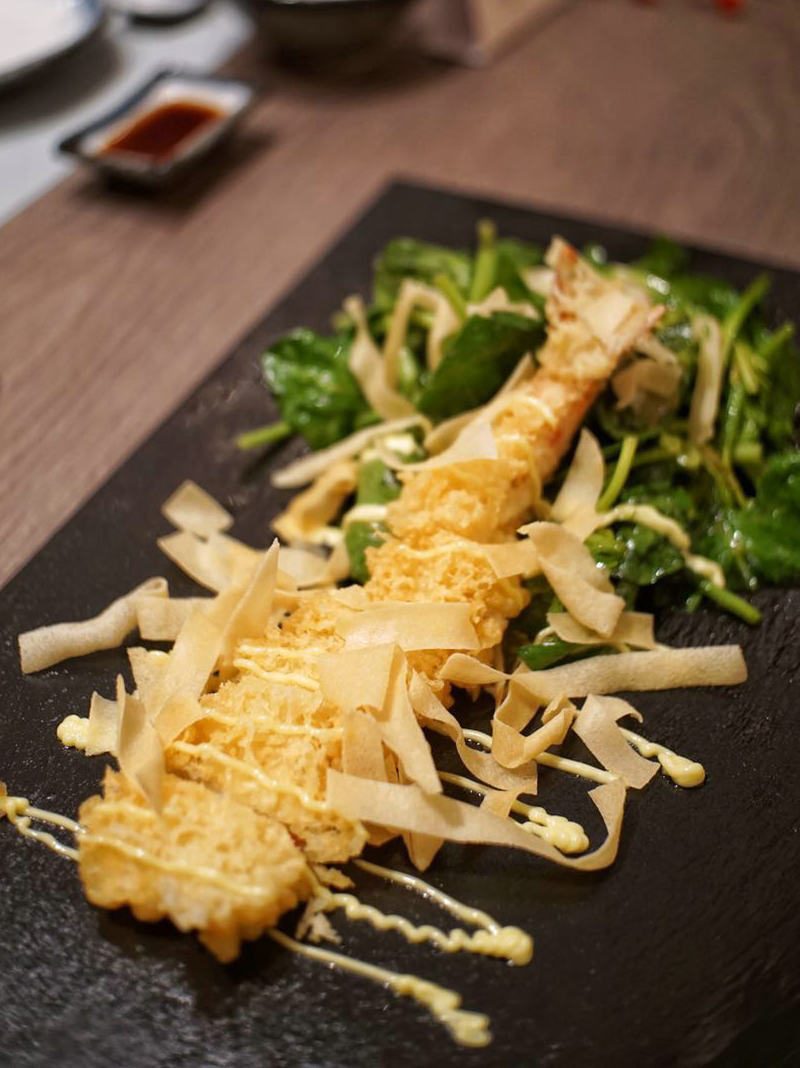 囲炉特色沙拉配虎虾 Fried Tiger Prawn with Irori Salad
