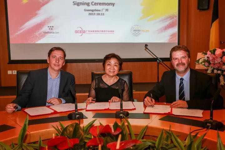 Strategical Collaboration MOU Signing Ceremony. From left to right, Mr. Michel Kempeneers, Chief Operating Officer of Overseas Export-Investment at Wallonia Export-Investment Agency, Mrs. Cui, Executive President of the Guangdong Cross-Border E-commerce Association, Mr. Bernard Piette, General Manager of Logistics in Wallonia.