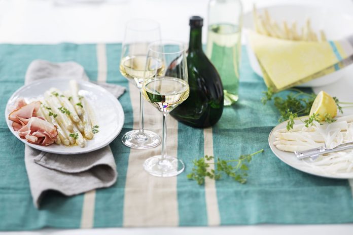 Asparagus and wine ©Deutsches Weininstitut (DWI)