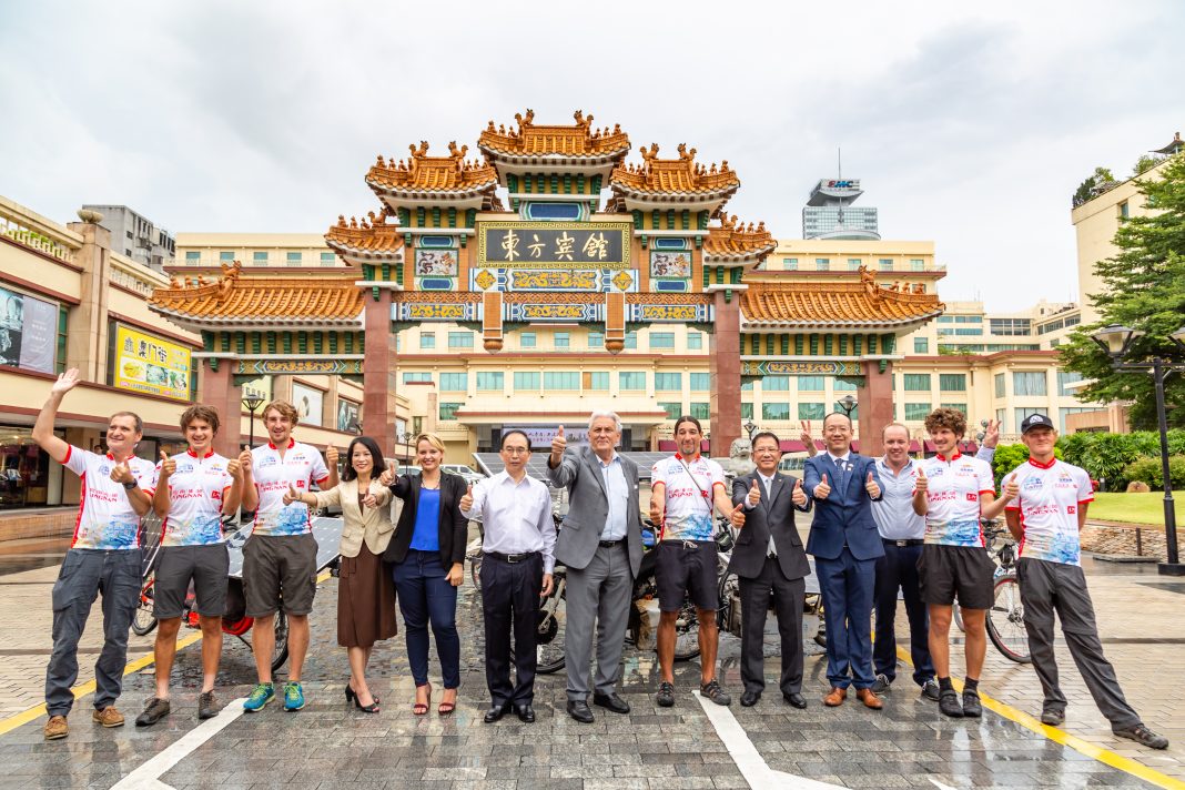 “太阳之旅”官方嘉宾及骑手合影 | Sun Trip group photo