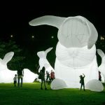 10只巨型月兔充气艺术装置曾于80多个城市及40个国际艺术节巡回展出，绝对是国际艺术界瞩目主题展览。| The 10 giant “Moon Rabbits” have appeared in over 80 cities and 40 international arts festivals and event spaces. This world-class inflatable art installation will land in Hong Kong for the first time in September.