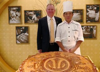 新葡京酒店总经理韦耀霖及尤华辉师傅主持揭幕仪式 | Grand Lisboa Hotel General Manager Mr. William Visser and Chef Yah Wah Fai officiated at the unveiling ceremony