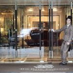 丽思卡尔顿酒店的绅士淑女提供温馨服务