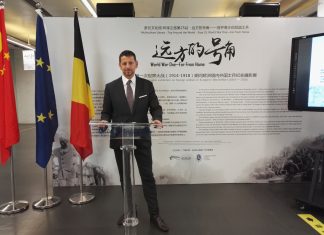 比利时驻广州总领事馆总领事主持“远方的号角——背井离乡的异国士兵”展览开幕式 | Consul General of Belgium in Guangzhou gives opening speech at the exhibition of "World War One - Far From Home"