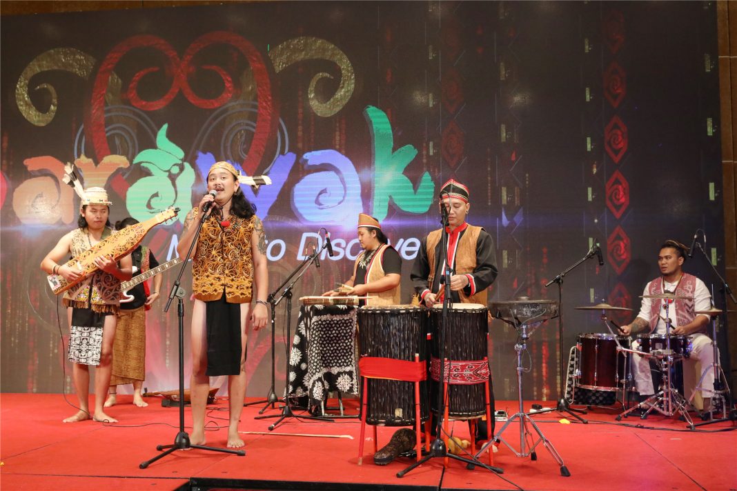 At Adau乐队演出 | Musical performance from the famous Bornean musical group, “At Adau”