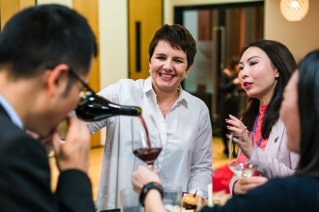 到场宾客享用来自新西兰的葡萄酒，同时聆听作者Whiti Hereaka的作品分享 | Guests enjoyed New Zealand wine tasting while listening to writer Whiti Hereaka's sharing of her works