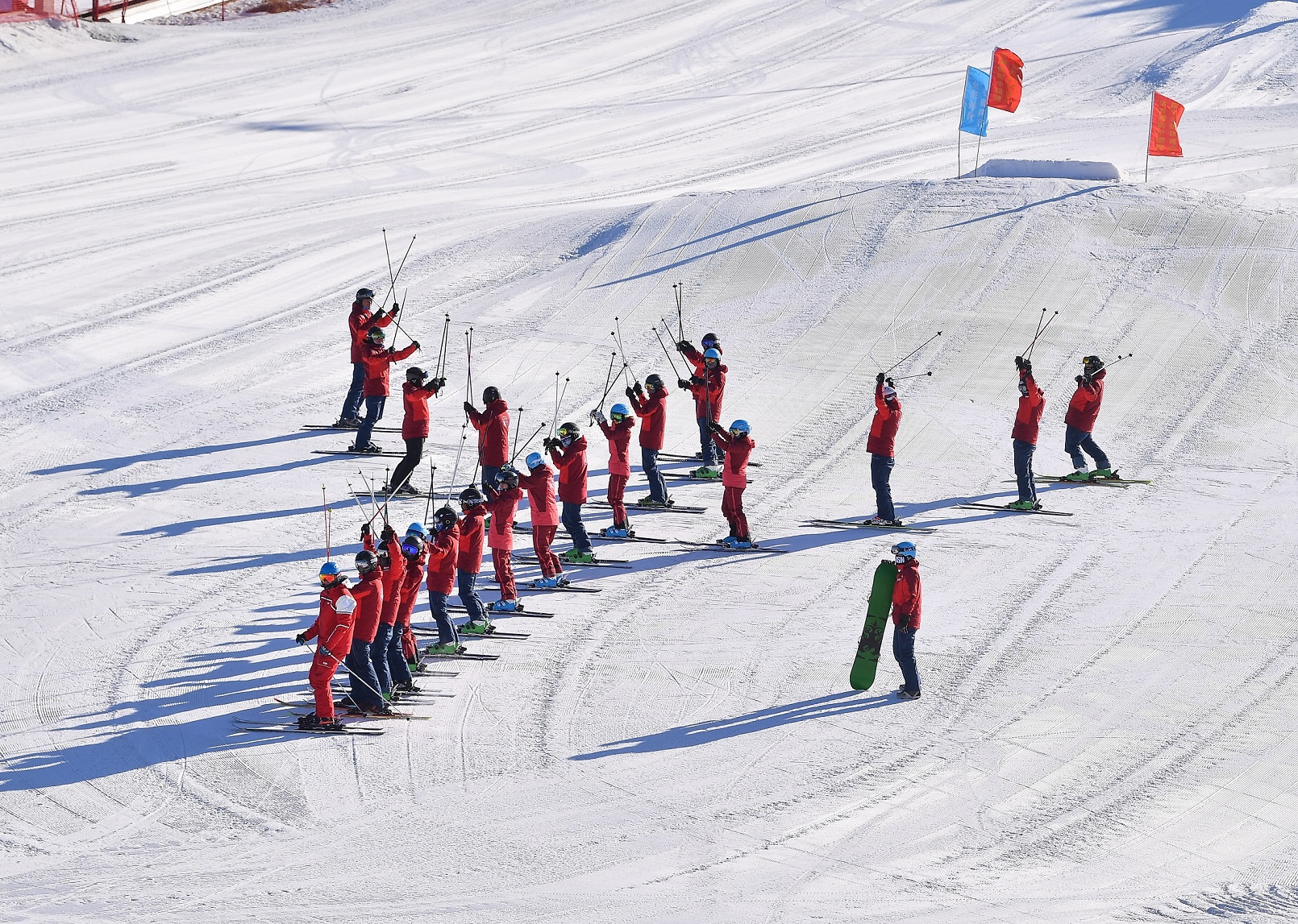 滑雪教练组成Club Med海神戟logo | Club Med logo - “Trident”  formed by ski instructors