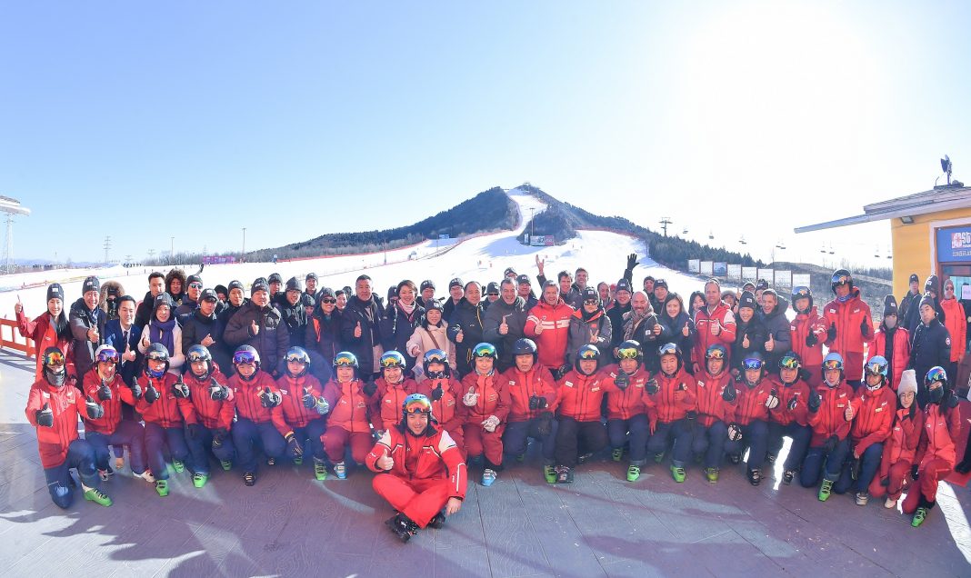 法国滑雪学校ESF和Club Med合作的滑雪学院盛大开幕仪式室外大合影  | Outdoor group photo at the Grand Opening Ceremony of the Ski Academy powered by Club Med and ESF