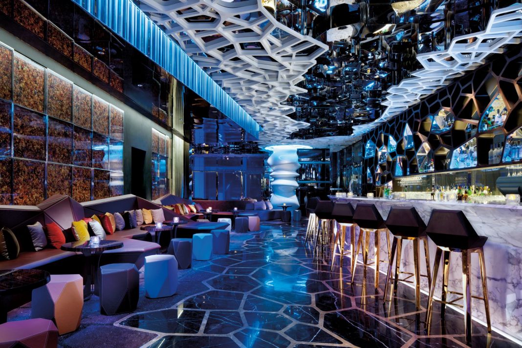 香港丽思卡尔顿酒店118楼的OZONE Bar | OZONE Bar, on the 118th floor of the Ritz Carlton Hong Kong