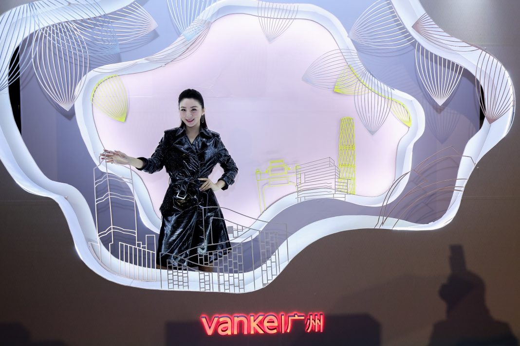 广州万科打造了一场以#万科春日计，美好早争春#为主题的艺术展，用春光致敬城市。 | Vanke Show Stand