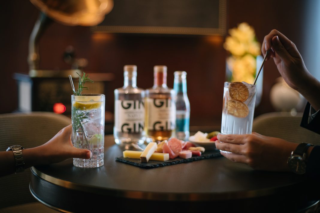 调酒师将根据客人的口味与喜好，调制出别树一帜的毡酒。 | A wide variety of gin is available from the Gin Trolley. Mixologist will tailor a G&T to your likelihood.