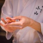 料理师傅独到的刀工，能在10分钟内把活鱼处理成片状。 | The live fish sashimi at Koyama sets a new freshness benchmark for ingredients: chefs can process the live fish into sashimi pieces in just 10 minutes.
