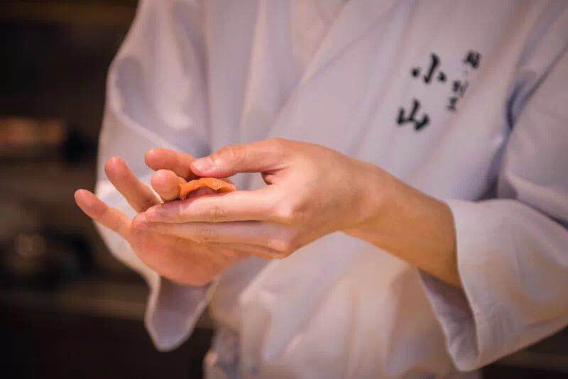 料理师傅独到的刀工，能在10分钟内把活鱼处理成片状。 | The live fish sashimi at Koyama sets a new freshness benchmark for ingredients: chefs can process the live fish into sashimi pieces in just 10 minutes.
