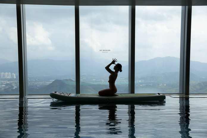 深圳瑞吉酒店推出水上桨板瑜伽时髦演绎健康生活方式 | The St. Regis Shenzhen Introduces Paddle Board Yoga Course